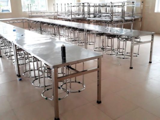 Bàn Ăn Công Nghiệp Có Móc Treo Ghế